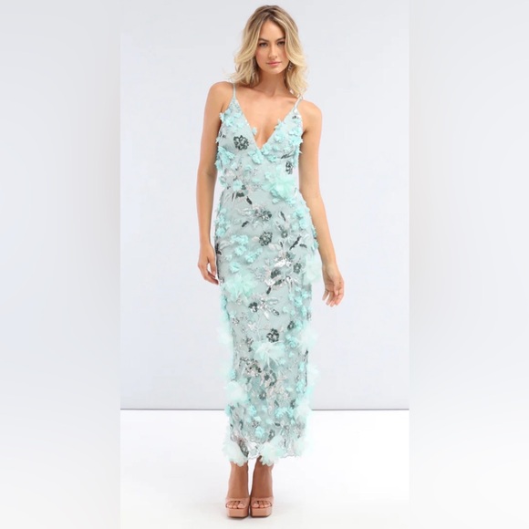 Elegant Green V-Neck Sleeveless Midi Dress for Weddings